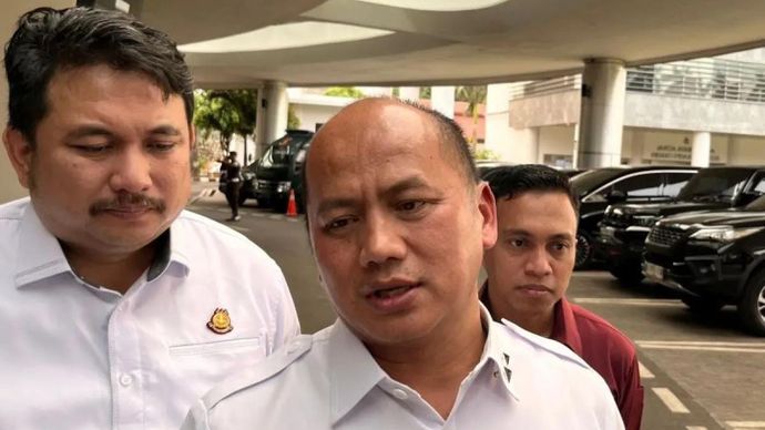 Kepala Pusat Penerangan Hukum (Kapuspenkum) Kejaksaan Agung Anang Supriatna (tengah) memberikan keterangan pers di Gedung Kejaksaan Agung, Jakarta, Selasa, 23 Juni 2026