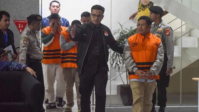 Bupati Lombok Barat Lalu Ahmad Zaini (kanan) berjalan menuju mobil tahanan usai menjalani pemeriksaan di Gedung Merah Putih KPK, Jakarta, Selasa, 21 Juli 2026. KPK menahan tiga orang tersangka pasca operasi tangkap tangan (OTT) pada Senin, 20 Juli 2026 yakni Bupati Lombok Barat Lalu Ahmad Zaini, Direktur Utama PT Air Minum Giri Menang Lombok Barat Sudirman, dan Direktur Utama Meconel Sistim Instrument Alvonsus Gani dengan mengamankan barang bukti senilai Rp9,06 miliar terkait kasus dugaan korupsi berupa benturan kepentingan dalam pengadaan barang dan jasa, suap pengadaan barang dan jasa, serta gratifikasi di lingkungan Pemerintah Kabupaten Lombok Barat, Provinsi Nusa Tenggara Barat.