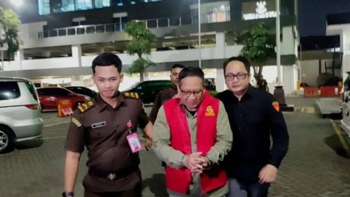 Petugas Kejati Jatim membawa CA, tersangka kasus dugaan korupsi pengelolaan keuangan PD KBS ke Rutan Kejaksaan Tinggi Jawa Timur, Surabaya, Selasa, 21 Juli 2026