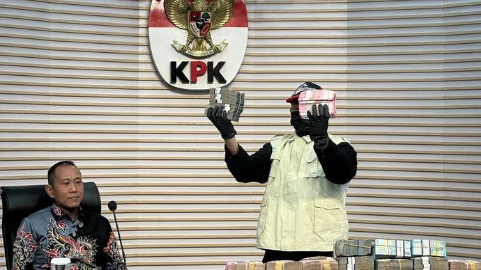 Pelaksana Tugas Direktur Penyidikan Komisi Pemberantasan Korupsi Achmad Taufik Husein (kiri) mempersilakan petugas KPK menunjukkan barang bukti kasus dugaan korupsi terkait Bupati Lombok Barat Lalu Ahmad Zaini di Gedung Merah Putih KPK, Jakarta, Selasa, 21 Juli 2026