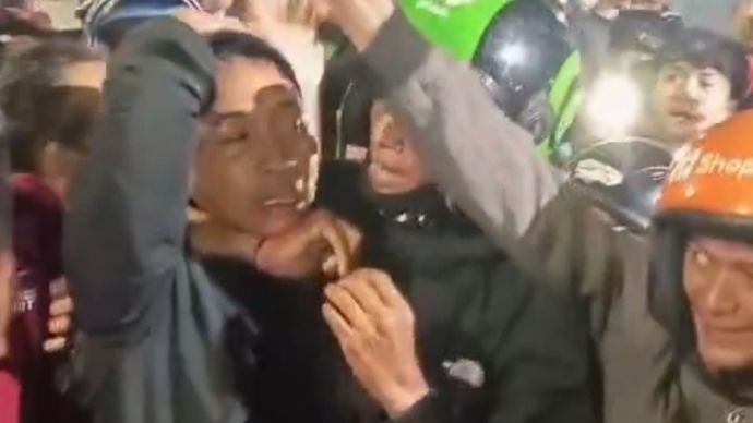 Pria yang dituduh begal dan dihajar massa di Jalan Rasuna Said, Kuningan, Jakarta Selatan. 