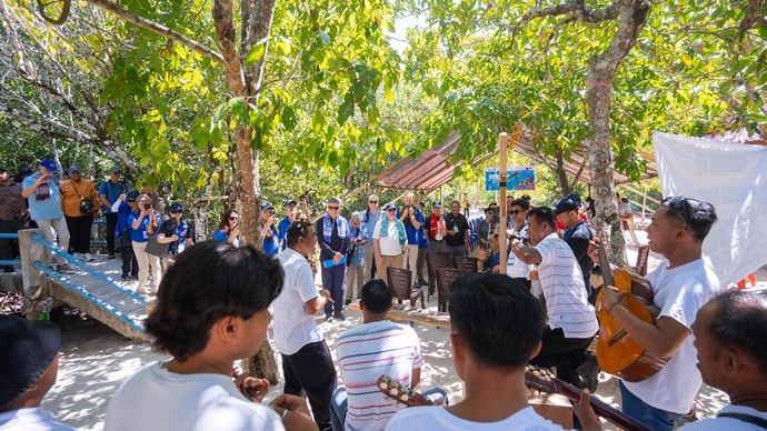 Tim Eropa yang terdiri atas duta besar dan pejabat tinggi kedutaan besar Belanda, Austria, Prancis, Spanyol, Bulgaria, Lithuania, Belgia, Portugal, Republik Ceko, Irlandia, Denmark, Finlandia, serta Delegasi Uni Eropa untuk Indonesia mengunjungi lokasi program Marine Biodiversity and Support of Coastal Fisheries in the Coral Triangle (Dukungan terhadap Keanekaragaman Laut dan Perikanan Pesisir di Segitiga Terumbu Karang)