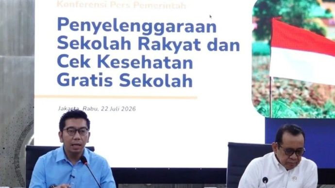 Menko PMK Pratikno (kanan) dan Deputi III Bidang Kemitraan dan Hubungan Media Bakom RI Kurnia Ramadhana dalam konferensi pers di Kantor Bakom RI, Jakarta, Rabu, 22 Juli 2026.