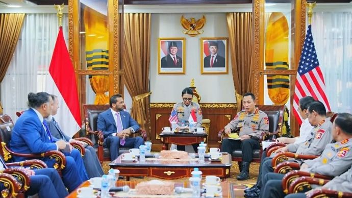 Kapolri Jenderal Pol. Listyo Sigit Prabowo (kanan) bertemu dengan Direktur Federal Bureau of Investigation (FBI) Kash Patel (kiri) dalam audiensi di Gedung Mabes Polri, Jakarta, Kamis, 23 Juli 2026.