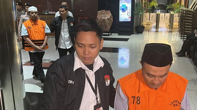 Dua dari tiga tersangka kasus dana hibah Jawa Timur yang diduga menyuap anggota DPR RI Anwar Sadad, Achmad Yahya (kanan) dan Ra Wahid Ruslan (kiri) berjalan menuju mobil tahanan dari dalam Gedung Merah Putih KPK, Jakarta, Rabu, 22 Juli 2026