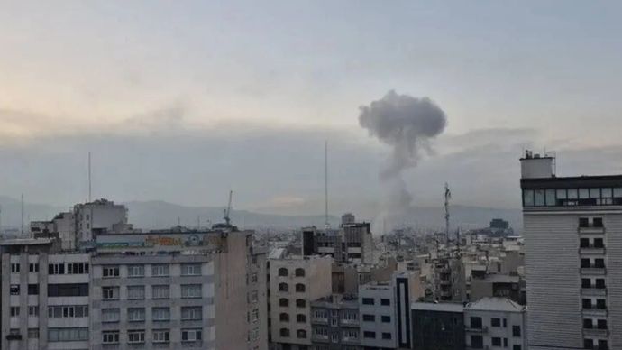 Arsip - Asap membubung setelah ledakan menghantam wilayah timur laut, barat, dan pusat di tengah serangan Israel di Teheran, Iran, pada Rabu, 1 April 2026.