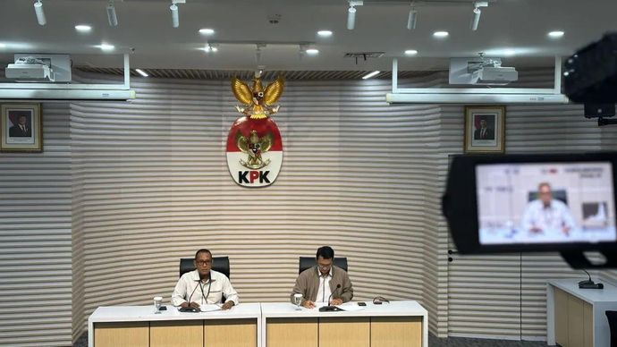 Pelaksana Tugas Direktur Penyidikan Komisi Pemberantasan Korupsi (KPK) Achmad Taufik Husein (kiri) bersama Juru Bicara KPK Budi Prasetyo memberikan keterangan, di Gedung Merah Putih KPK, Jakarta, Rabu, 22 Juli 2026