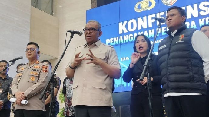 Wakil Menteri Ketenagakerjaan (Wamenaker) Afriansyah Noor (tengah) bersama Kepala Desk Ketenagakerjaan Polri Brigjen Pol. Moh. Irhamni (kanan) memberikan keterangan pers terkait penyelesaian sengketa industrial di PT Amos Indah Indonesia (AII) di Gedung Bareskrim Polri, Jakarta, Kamis, 23 Juli 2026.