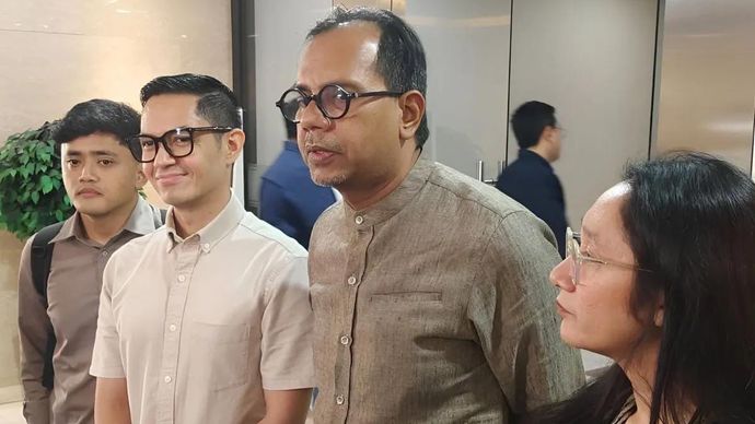 Selebritas Dude Harlino (tengah kiri) dan kuasa hukum Dude Harlino, Haris Azhar (tengah kanan) memberikan keterangan kepada awak media di Gedung Bareskrim Polri, Jakarta, Kamis, 23 Juli 2026