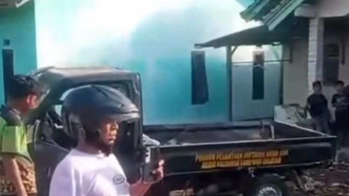 Mobil pikap yang menabrak rumah di Lampung. 