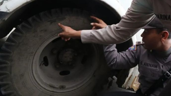 Arsip foto - Polisi memeriksa ban bus angkutan umum yang telah gundul di Kota Kediri, Jawa Timur, Minggu, 10 Juni 2018.