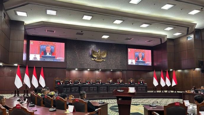 Hakim Mahkamah Konstitusi menggelar sidang pengucapan putusan pengujian materiil undang-undang terhadap 20 permohonan salah satunya menyoal kuota internet hangus di ruang sidang utama Gedung I MK, Jakarta
