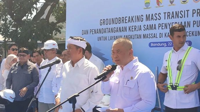 Menteri Perhubungan Dudy Purwagandhi, Gubernur Jawa Barat Dedi Mulyadi, dan para pimpinan daerah Bandung Raya memberikan keterangan selepas groundbreaking proyek BRT Cekungan Bandung di Terminal Leuwipanjang Bandung, Rabu, 22 Juli 2026. 