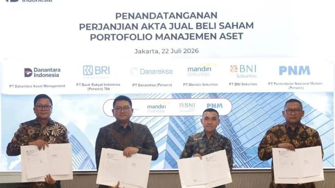 (Ki-Ka) Direktur Utama PT Mandiri Manajemen Investasi Hardiyanto Pilia, Direktur Utama PT BRI Manajemen Investasi Arief Budiman, Direktur Utama PT BNI Asset Management Ari Adil, dan Direktur Utama PT PNM Investment Management Ade Santoso Djajanegara menunjukkan dokumen Perjanjian Akta Jual Beli Saham Portofolio Manajemen Aset yang telah resmi ditandatangani di Jakarta