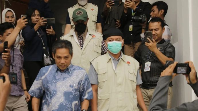 Kepala Bagian Hukum Setda Kabupaten Lombok Barat, Bagus Dwi Payana (kiri) mendampingi tim KPK menggeledah sejumlah ruangan di kantor Bupati Lombok Barat, NTB, Kamis, 23 Juli 2026.