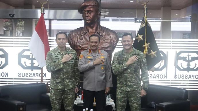 Kapolda Metro Jaya Komjen Pol Asep Edi Suheri bersama Pangdam Jaya Letjen TNI Deddy Suryadi melakukan kunjungan silaturahmi ke Markas Komando Pasukan Khusus (Mako Kopassus) Cijantung