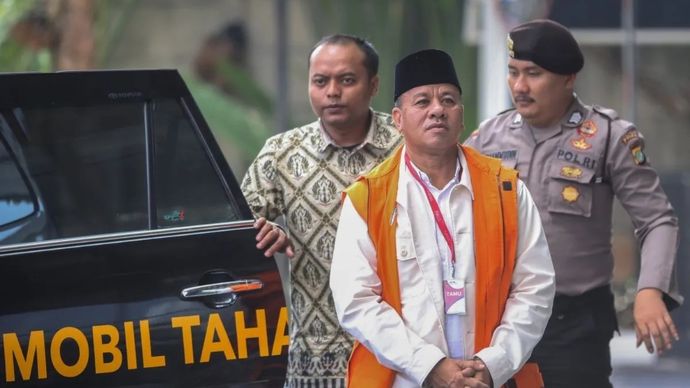 Tersangka kasus dugaan suap jual beli jabatan sekretaris daerah, Suhardiman Amby (tengah), berjalan menuju mobil tahanan usai menjalani pemeriksaan di Gedung Merah Putih KPK, Jakarta, Jumat, 17 Juli 2026. KPK melakukan pemeriksaan lanjutan terhadap Bupati Kuantan Singingi (Kuansing) nonaktif tersebut sebagai tersangka kasus dugaan suap jual beli jabatan sekretaris daerah di lingkungan Pemerintah Kabupaten Kuantan Singingi selama 2021-2026.
