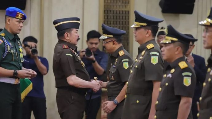 Jaksa Agung Muda Bidang Tindak Pidana Khusus (Jampidsus) Kuntadi (ketiga kanan) dalam prosesi pelantikan di Gedung Kejagung, Jakarta