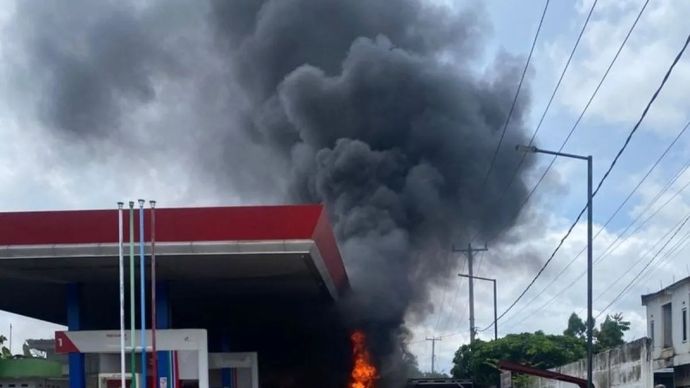 Arsip - Suasana kebakaran di SPBU Pertamina 24.372.78 Kampung Punti Luhur, RT 01 RW 00, Desa Talang Pantai, Kecamatan Bungo Dani, Kabupaten Bungo, Minggu, 14 Desember 2025.