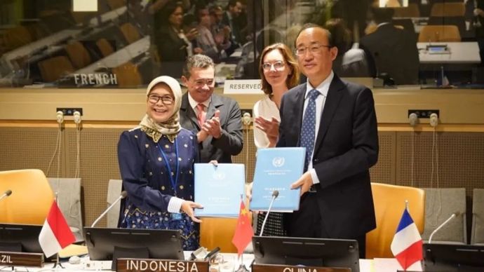 Serah terima keanggotaan UNBoA untuk kawasan Asia Pasifik dari Ketua Supreme Audit Institution RRT (kanan) kepada Ketua BPK RI di Markas Besar PBB di New York, AS, Rabu, 22 Juli 2026.