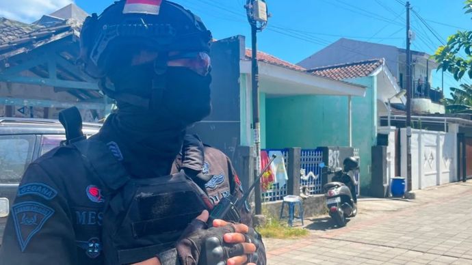 Seorang anggota Satbrimobda NTB melakukan pengamanan di depan rumah yang menjadi lokasi penggeledahan lanjutan KPK di BTN Mavilla Rengganis, Lombok Barat, NTB, Jumat, 24 Juli 2026.