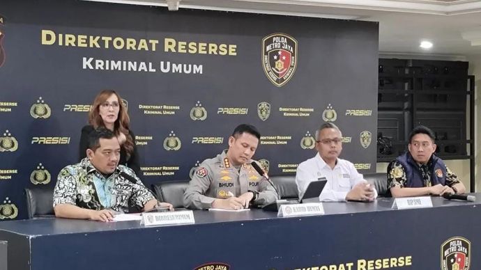 Direktur Reserse Kriminal Umum Polda Metro Jaya, Kombes Pol Iman Imanuddin (kiri) saat konferensi pers di Jakarta, Jumat, 24 Juli 2026