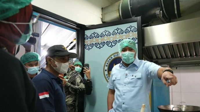 Kepala BGN Sudaryono (kanan) saat inspeksi mendadak SPPG di Bogor, Jawa Barat, Jumat, 24 Juli 2026. 