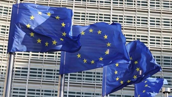 Bendera Uni Eropa terlihat di depan kantor pusat Komisi Eropa di Brussels, Belgia