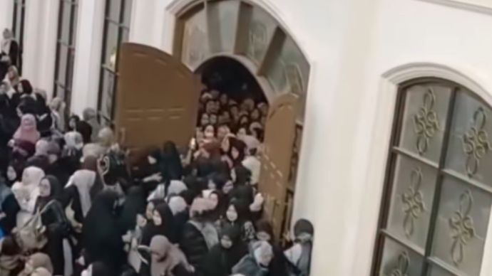 Kapolsek Leuwiliang, Kompol Maryanto, meluruskan informasi terkait meninggalnya seorang jamaah saat menghadiri Pengajian Akbar di Gedung SBS Premiere Venue, Jalan Lingkar Leuwiliang, Kabupaten Bogor, Jumat (24/7/2026).