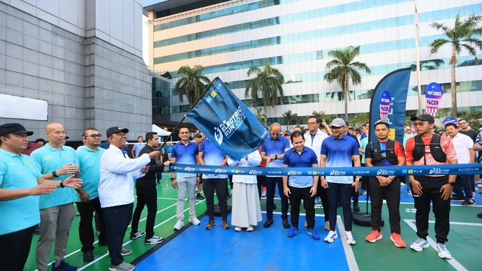 Wakil Direktur Utama PLN, Yusuf Didi Setiarto (keempat dari kiri memegang bendera) melepas para peserta Shakeout Run dan Fun Walk di PLN Kantor Pusat, Jakarta pada Jumat (24/7). Kegiatan yang diikuti oleh komunitas pelari tersebut merupakan bagian da