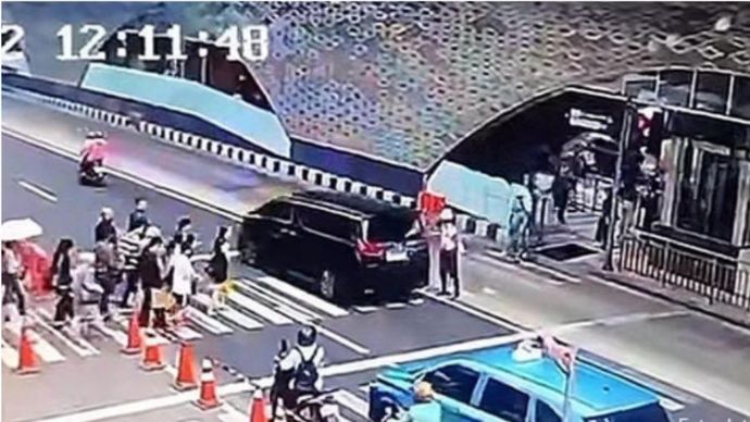 Alphard terobos lampu merah di Bundaran HI