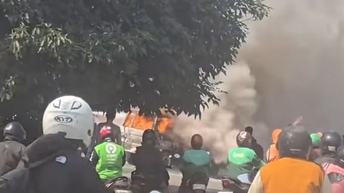 Sebuah mobil dilaporkan terbakar di depan SPBU Pertamina Tanjung Barat, Jagakarsa, Jakarta Selatan,