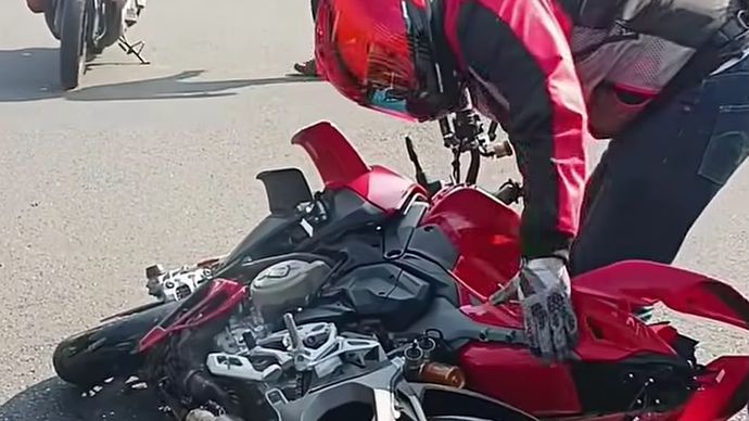 Kecelakaan lalu lintas yang melibatkan sepeda motor Ducati dan Yamaha NMax terjadi di Jalan Asia Afrika, Jakarta, Minggu, 26 Juli 2026