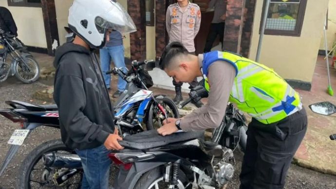 Arsip - Petugas Satlantas Polres Rejang Lebong memberikan sanksi tilang kepada pelaku balap liar yang melakukan aksinya di Jalan Lintas Curup-Lubuklinggau, Sumsel, Minggu sore, 17 Mei 2026.