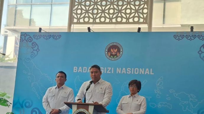 Kepala Badan Gizi Nasional (BGN) Sudaryono (tengah) saat konferensi pers di Jakarta, Senin, 27 Juli 2026