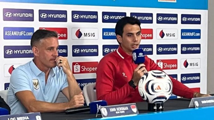 Pelatih kepala Timnas Indonesia John Herdman bersama kiper Timnas Indonesia Nadeo Argawinata dalam konferensi pers pralaga di Stadion Pakansari, Kabupaten Bogor, Jawa Barat, Minggu, 26 Juli 2026.