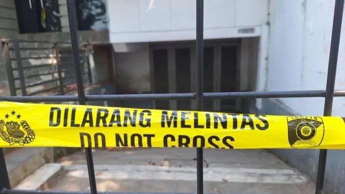 Kepolisian melakukan olah tempat kejadian perkara (TKP) kematian penjaga rumah sekaligus kepala rumah tangga mantan Jaksa Agung Muda Bidang Tindak Pidana Khusus (Jampidsus) Febrie Adriansyah, Sutrimo di depan klinik kawasan Kebayoran Baru, Jakarta Selatan, Senin, 27 Juli 2026.
