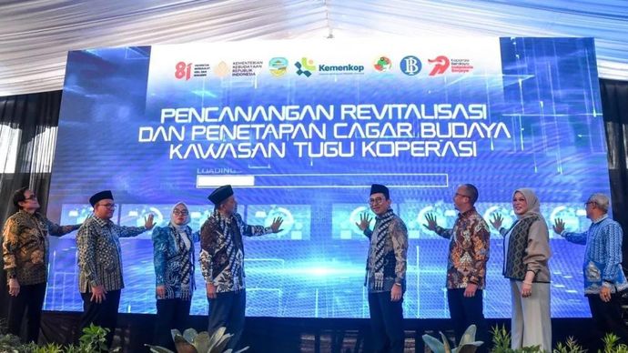 Menteri Koperasi Ferry Juliantono (keempat kiri), Menteri Kebudayaan Fadli Zon (keempat kanan), Wakil Menteri Koperasi Farida Faricha (ketiga kiri), dan Wali Kota Tasikmalaya Viman Alfarizi Ramadhan (ketiga kanan) foto bersama pada Pencanangan Revitalisasi dan Penerapan Cagar Budaya Kawasan Tugu Koperasi di Kota Tasikmalaya, Jawa Barat, Minggu, 26 Juli 2026