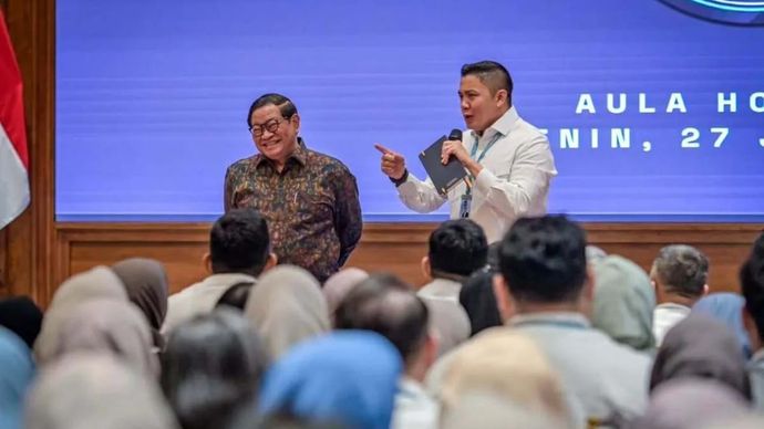 Sekretaris Kabinet Teddy Indra Wijaya (kanan) menyambut Gubernur DKI Jakarta Pramono Anung dalam pertemuan di Gedung Sekretariat Kabinet, Senin, 27 Juli 2026.