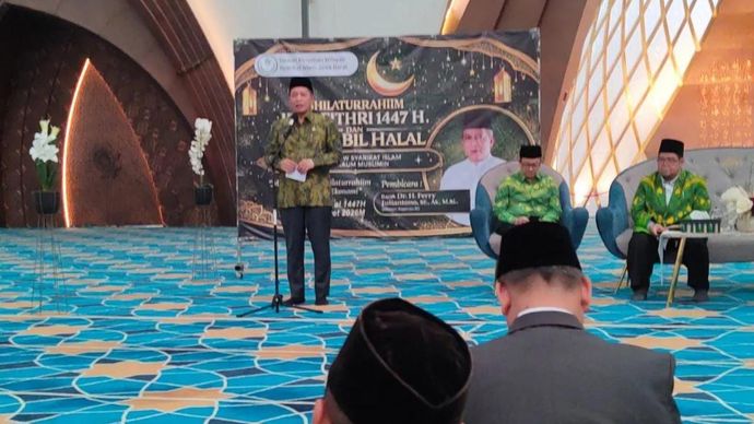 Menteri Koperasi Ferry Juliantono memberikan keterangan dalam kegiatan halal bihalal DPW Syarikat Islam Jabar, di Masjid Al Jabbar Bandung, Minggu, 29 Maret 2026