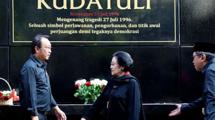 Ketua Umum PDI Perjuangan (PDIP) Megawati Soekarnoputri menaburkan bunga dan menaruh karangan bunga di depan Monumen Kudatuli sebagai bentuk penghormatan kepada para korban Peristiwa 27 Juli 1996 di depan kantor DPP PDIP, Jakarta, Senin, 27 Juli 2026.