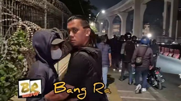 Kasat Reskrim Polres Metro Jakarta Pusat AKBP Roby Heri Saputra saat menggeleng seorang pemuda. 