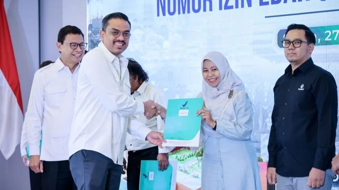 Menteri UMUsaha Mikro, Kecil, dan Menengah (UMKM) Maman Abdurrahman menyerahkan secara simbolis Nomor Izin Edar (NIE) kepada pelaku usaha mikro dan kecil (UMK) pangan olahan dalam peluncuran SAPA SEMESTA UMK Pangan Olahan di Jakarta, Senin, 27 Juli 2026.