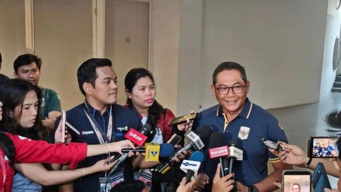 Ketua Badan Tim Nasional (BTN) PSSI Sumardji memberikan keterangan kepada awak media saat memantau latihan tim nasional Indonesia di Stadion Madya, Senayan, Jakarta, Minggu, 26 Juli 2026