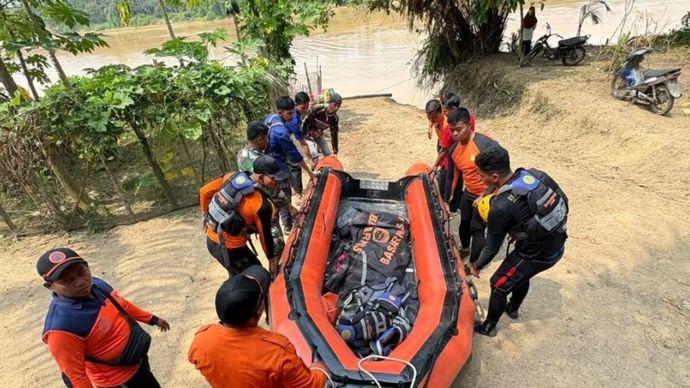 Tim SAR saat persiapan melalukan evakuasi mobil terjun ke sungai Batanghari, Jambi Senin, 27 Juli 2026.