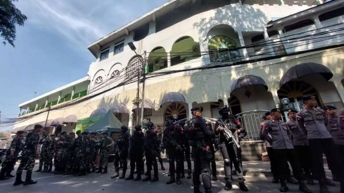 Personel gabungan dari TNI dan Polri melakukan pengamanan usai terjadi bentrokan Matraman Dalam, Menteng, Jakarta Pusat, Senin, 27 Juli 2026