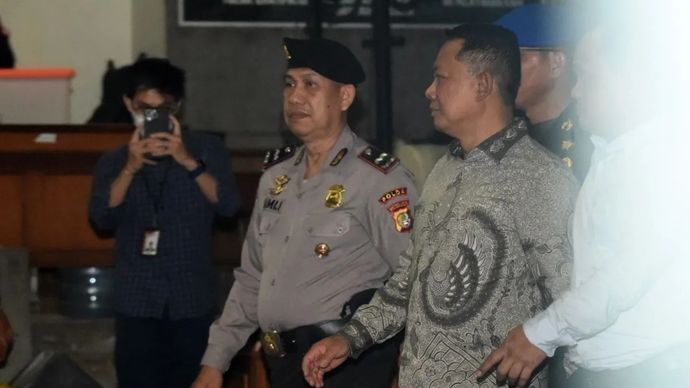 Tersangka dugaan tindak pidana pencucian uang (TPPU) yang merupakan mantan Jaksa Agung Muda Tindak Pidana Khusus (Jampidsus) Febrie Adriansyah (kanan) dikawal menuju Rutan Cabang KPK, di Gedung Merah Putih KPK, Jakarta, Jumat, 24 Juli 2026. Kejaksaan Agung menitipkan penahanan Febrie Adriansyah di Rutan KPK untuk menghindari konflik kepentingan terkait kasus dugaan Tindak Pidana Pencucian Uang (TPPU).