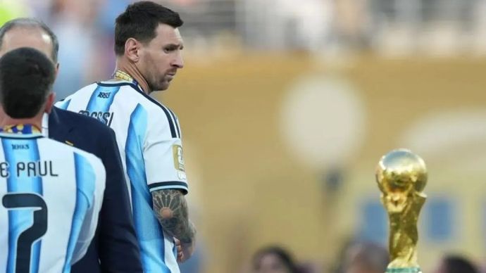 Arsip - Pemain Argentina Lionel Messi (kanan). 
