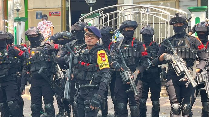 Brimob berjaga di jalan Matraman Dalam usai bentrok maut 