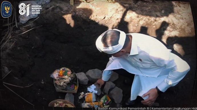 Peninjauan pengelolaan sampah sebagai bagian dari percepatan pembangunan Pengolah Sampah menjadi Energi Listrik (PSEL) untuk mendukung pengelolaan sampah berkelanjutan dan penyediaan energi bersih. Foto: Badan Komunikasi Pemerintah RI/Kementerian Lin
